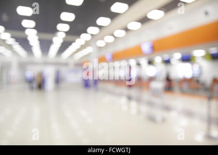 Banchi per il check-in in aeroporto - sfondo sfocato Foto Stock