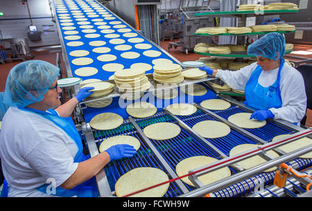 Wittenburg, Germania. 08 Dic, 2015. I dipendenti ispezionare la base usata per pizze surgelate in corrispondenza di una linea di produzione della pizza impianto del produttore di alimenti Dr. Oetker a Wittenburg, Germania, 08 dicembre 2015. In base alle proprie informazioni, la società con i suoi 900 dipendenti è uno dei più grandi datori di lavoro dello Stato tedesco Meclemburgo-Pomerania occidentale. Foto: Jens BUETTNER/dpa/Alamy Live News Foto Stock