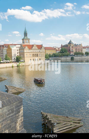 Praga - 5 agosto: vista dal Ponte di Carlo sulle rive del fiume Moldava con i suoi tipici bar e ristoranti su agosto5,20 Foto Stock