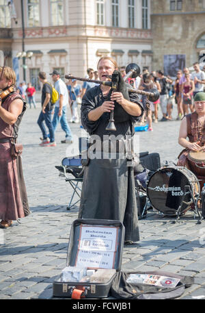 Praga - 6 agosto: artisti di strada in costume giocare Celtic in Piazza della Città Vecchia o orologio quadrato su agosto 6,2015 a Praga - C Foto Stock