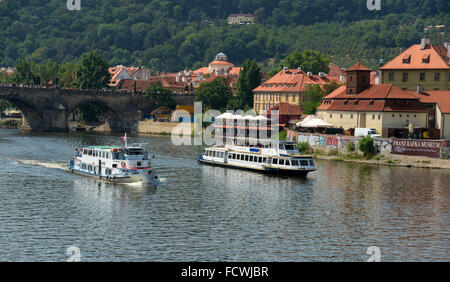 Praga - 5 agosto: vista dal Ponte di Carlo sulle rive del fiume Moldava con i suoi tipici bar e ristoranti su agost Foto Stock