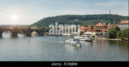 Praga - 5 agosto: vista dal Ponte di Carlo sulle rive del fiume Moldava con i suoi tipici bar e ristoranti su agost Foto Stock