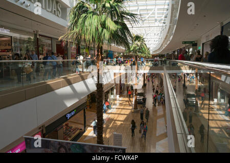 Fuengirola, Costa del Sol, provincia di Malaga, Andalusia, Spagna meridionale. Miramar shopping centre. Foto Stock