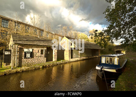 Il vecchio magazzino trasbordo su The Huddersfield Canal a Dobcross, Saddleworth, Lancashire, Regno Unito Foto Stock