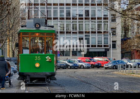 RETRO Vintage Tram Siemens per le strade di Sofia nel dicembre 2015 - Vista anteriore, Bulgaria Foto Stock