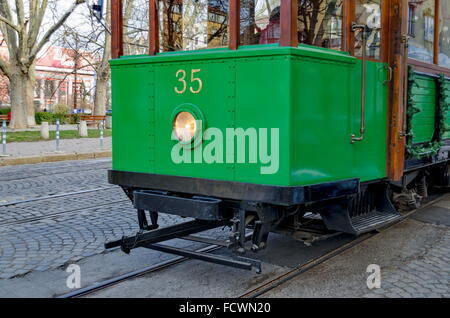 RETRO Vintage Tram Siemens per le strade di Sofia nel dicembre 2015, Bulgaria. Sotto la parte di tram Foto Stock