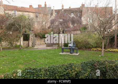 Uomo su una panca, scultura in bronzo di Giles Penny, Bruton, Somerset, Inghilterra, Regno Unito Foto Stock