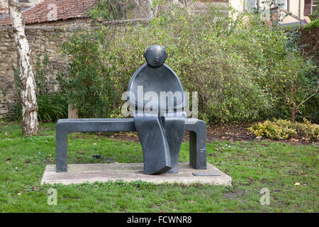 Uomo su una panca, scultura in bronzo di Giles Penny, Bruton, Somerset, Inghilterra, Regno Unito Foto Stock