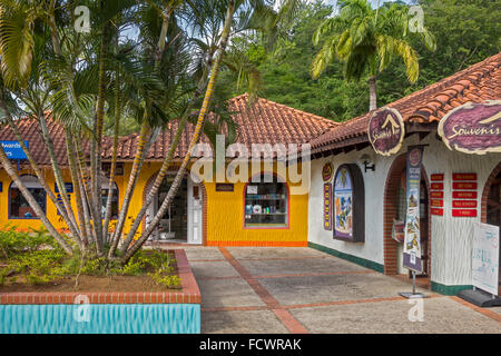 Negozi colorati in Castries Saint Lucia West Indies Foto Stock