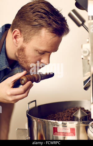 Titolare di azienda odore di caffè tostato in grani per aromati Foto Stock