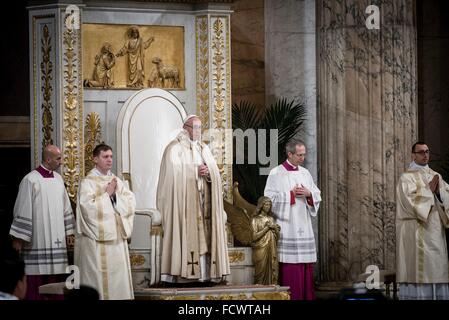 Roma, Italia. 25 gennaio, 2016. Papa Francesco assiste l apertura della Porta Santa nella Basilica Papale di San Paolo fuori le Mura, durante la festa della Conversione di San Paolo Apostolo. La manifestazione fa parte delle celebrazioni del Giubileo Straordinario della misericordia. © Michele Amoruso/Pacific Press/Alamy Live News Foto Stock