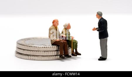 Consulenza finanziaria essendo data a un giovane seduto su alcune monete Foto Stock