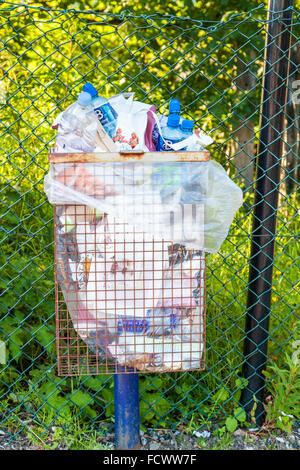 Lettiera completa bin in un luogo pubblico, England, Regno Unito Foto Stock