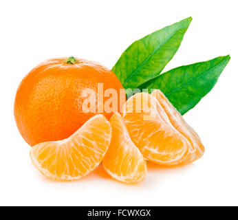 Mature mandarin con foglie di close-up su uno sfondo bianco. Arancio con foglie su uno sfondo bianco. Foto Stock