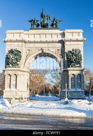 La neve copre il marciapiede e Plaza di fronte al monumento a Grand Army Plaza a Brooklyn, New York. Gennaio Blizzard di 2016 Foto Stock