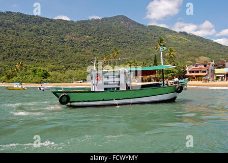 Ilha Grande Isola: vista del porto di Vila do Abraao, stato di Rio de Janeiro, Brasile Foto Stock