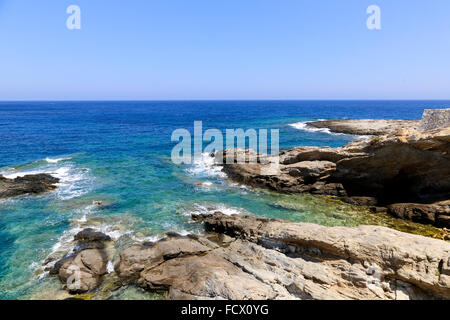 Il blue vedere e rocce della Grecia APOLLONAS in Naxos Foto Stock