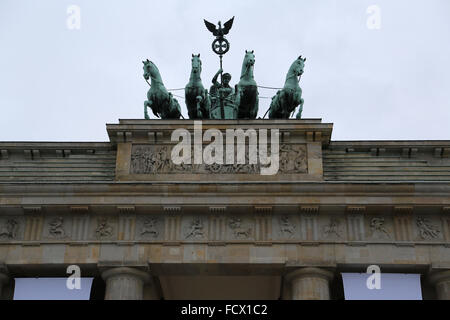 La statua sulla sommità della Branderburger Tor in Berlin Foto Stock