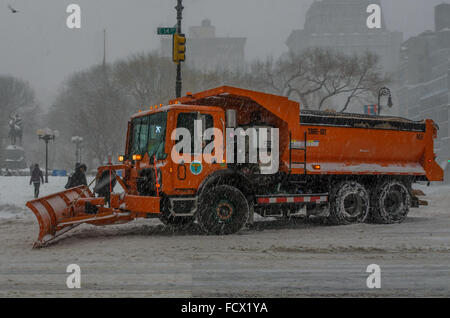 New York, Stati Uniti. 23 gen 2016. Un aratro città marcia carrello intorno a Union Square. © Erik Mc Gregor/Pacific Press/Alamy Live News Foto Stock