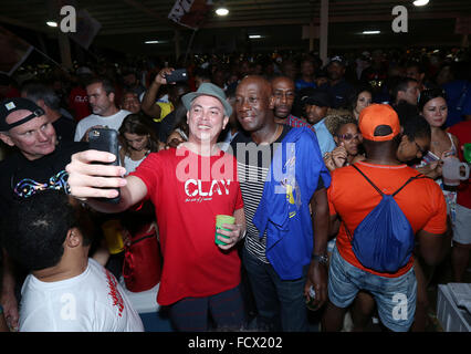 Porto di Spagna, Trinidad. Il 24 gennaio, 2016. Keith Christopher Rowley (C), il Primo ministro di Trinidad & Tobago, pone per selfies nel nord Stand presso le semifinali del panorama del Queen's Park Savannah durante il Carnevale nel porto di Spagna, Trinidad domenica 24 gennaio 2016. (Foto di Sean I draghetti/Alamy Live News) Foto Stock