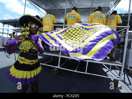 Porto di Spagna, Trinidad. Il 24 gennaio, 2016. Bandiera vacillare Dillana Pardassie, 9, esegue con Tamana pionieri Orchestra di acciaio presso le semifinali del panorama del Queen's Park Savannah durante il Carnevale nel porto di Spagna, Trinidad domenica 24 gennaio 2016. (Foto di Sean I draghetti/Alamy Live News) Foto Stock