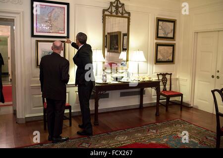 Stati Uniti Il presidente Barack Obama ricorda una vecchia mappa di Presidente Ashraf Ghani dell'Afghanistan nella mappa Room dopo un pranzo di lavoro il 24 marzo 2015 a Washington, DC. Foto Stock