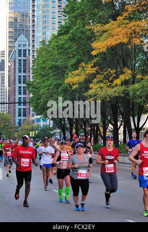 Guide di scorrimento appena passato le tre miglia di marchio del 2015 Chicago Marathon race attraverso il paralume su LaSalle Street. Chicago, Illinois, Stati Uniti d'America. Foto Stock