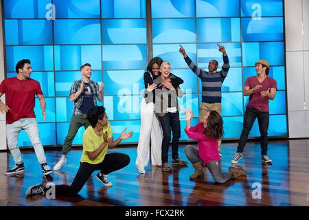 La First Lady Michelle Obama abbracci Ellen DeGeneres dopo la eseguita una danza promozione 'consente di spostare!' prima di taping "L'Ellen DeGeneres Show' Marzo 12, 2015 a Burbank, CA. Foto Stock