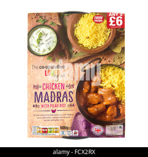 Madras pollo al curry con riso pilaf su sfondo bianco Foto Stock