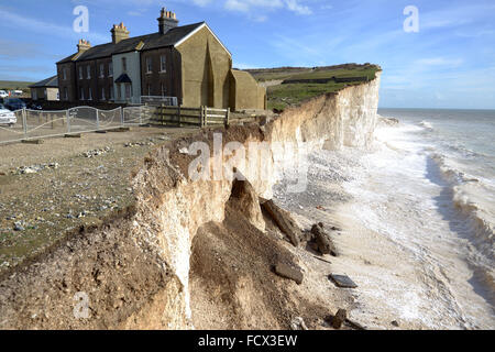 Demolizione di una guardia costiera cottage a Birlng Gap, East Sussex, Regno Unito dopo le tempeste invernali eroso il chalk cliffs causando il crollo Foto Stock