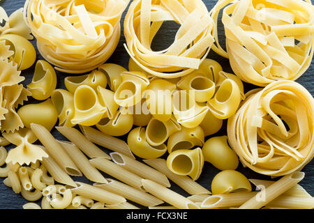 Varietà di tipi e forme di pasta italiana. Foto Stock