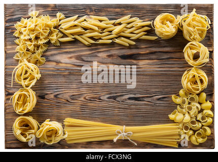 Varietà di tipi e forme di pasta italiana su sfondo di legno. Foto Stock