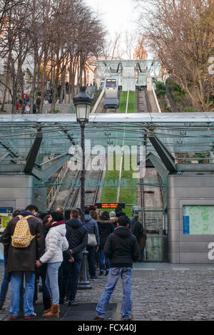 I turisti in attesa per la funicolare di Montmartre, XVIII arrondissement di Parigi, in Francia, in Europa. Foto Stock