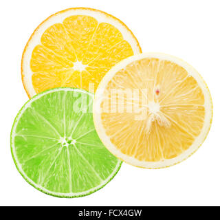 Lime, limone e fettine di arancia isolato su uno sfondo bianco. Foto Stock