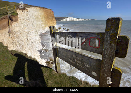 Pericoloso scogliera costiera erosione, Speranza spazio vicino le Sette Sorelle, East Sussex. Regno Unito Foto Stock