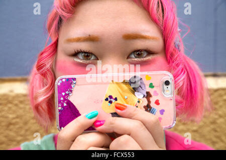 Ragazza giapponese con telefono cellulare (kawaii tendenza moda) a Tokyo Foto Stock