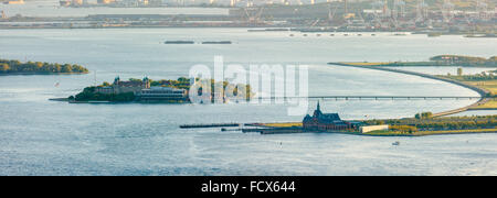 Vista aerea del porto di New York, Liberty State Park, Ellis Island e ex Ferrovia Centrale del New Jersey il terminale al tramonto Foto Stock