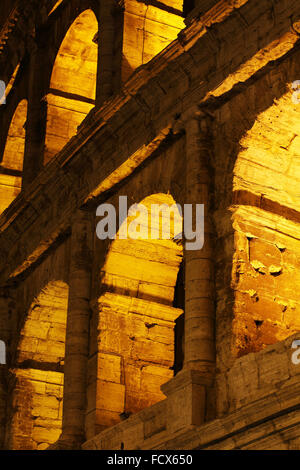 Il Colosseo o il Colosseo o Anfiteatro Flavio a Roma, Italia; (latino: Amphitheatrum Flavium); Anfiteatro Flavio o Colosseo Foto Stock