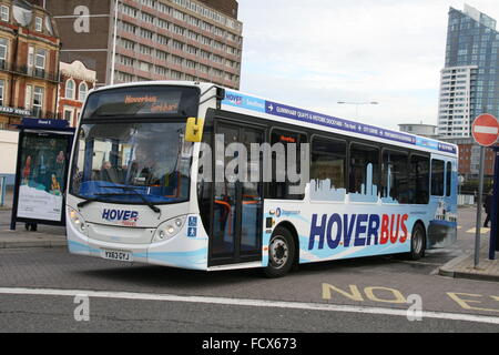 ADL ALEXANDER DENNIS ENVIRO 300 di autobus Stagecoach in una livrea HOVERBUS a Portsmouth per un servizio di navetta per il hovercraft Foto Stock