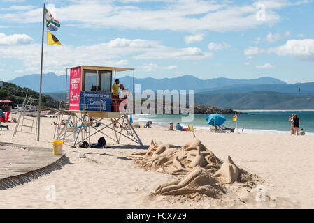 Torre bagnino al Beacon Island Beach, Plettenberg Bay, Eden District, Provincia del Capo occidentale, Repubblica del Sud Africa Foto Stock