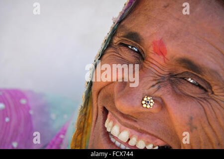Ritratto di una donna indiana da HGujarat, tutti felici e smmiling Foto Stock