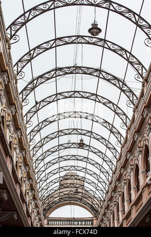 Tetto in vetro di shopping arcade a Lima in Perù Foto Stock