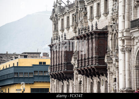 Balconi barocchi sulla chiesa di San Fernando nel centro storico di Lima Foto Stock