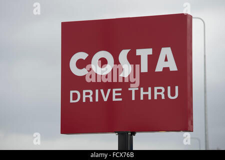 Costa Coffee drive thru attraverso il logo di segno. Foto Stock