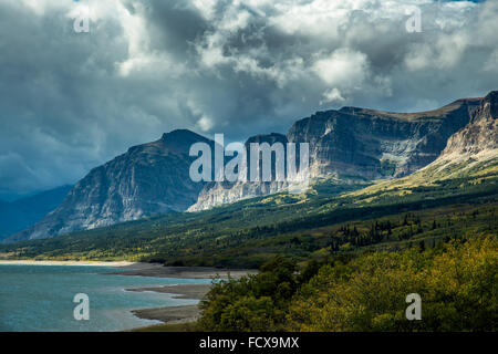 Nuvole temporalesche la raccolta di oltre il Lago Sherburne Foto Stock