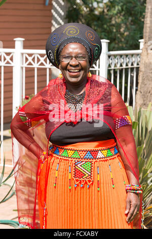 Zulu donna in abito tradizionale, Selcourt, molle, East Rand, provincia di Gauteng, Repubblica del Sud Africa Foto Stock