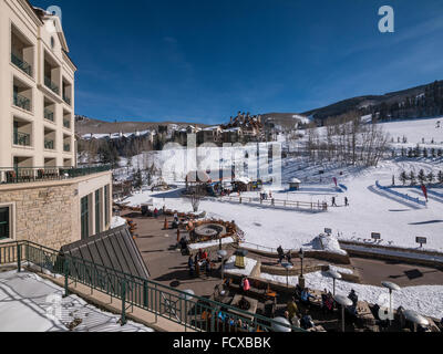 Area di base e Buckaroo Express I gondola come si vede dal Park Hyatt, Beaver Creek Ski Resort, Avon, Colorado. Foto Stock