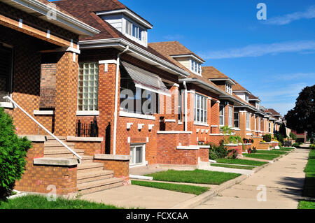 Fila ordinata di bungalow case in stile nel sud di Chicago zona laterale di Archer Heights. Chicago, Illinois, Stati Uniti d'America. Foto Stock