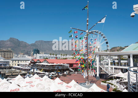 Ruota del capo e ristoranti, Lungomare Victoria & Albert, Cape Town, Provincia del Capo occidentale, Repubblica del Sud Africa Foto Stock