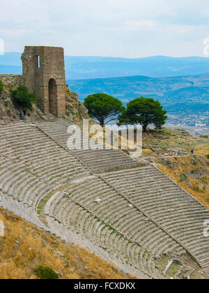 Vista sulle rovine di un enorme antico anfiteatro romano, Turchia Foto Stock